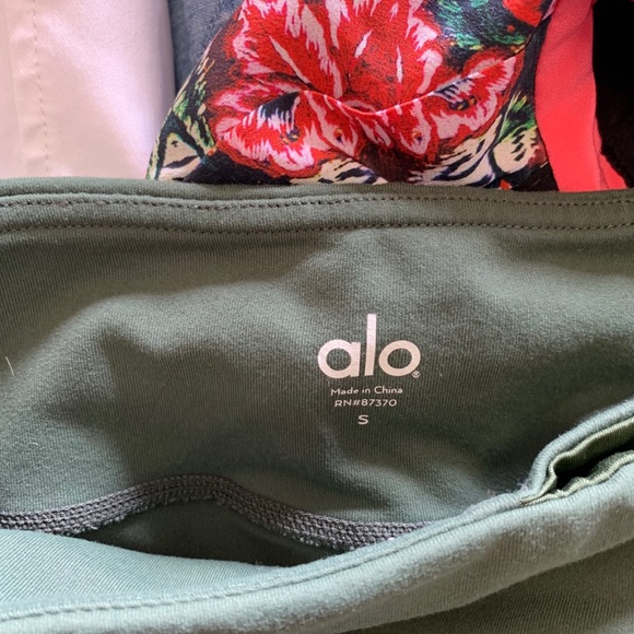 ALO Luminous Leggings In Olive - Picture 7 of 8